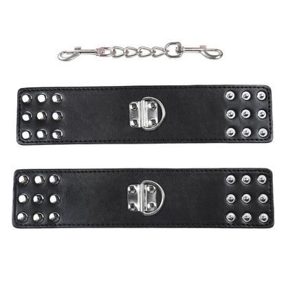Restrições de Pulso OHMAMA FETISH com fecho metálico para práticas BDSM, mostrando detalhes do design e material.