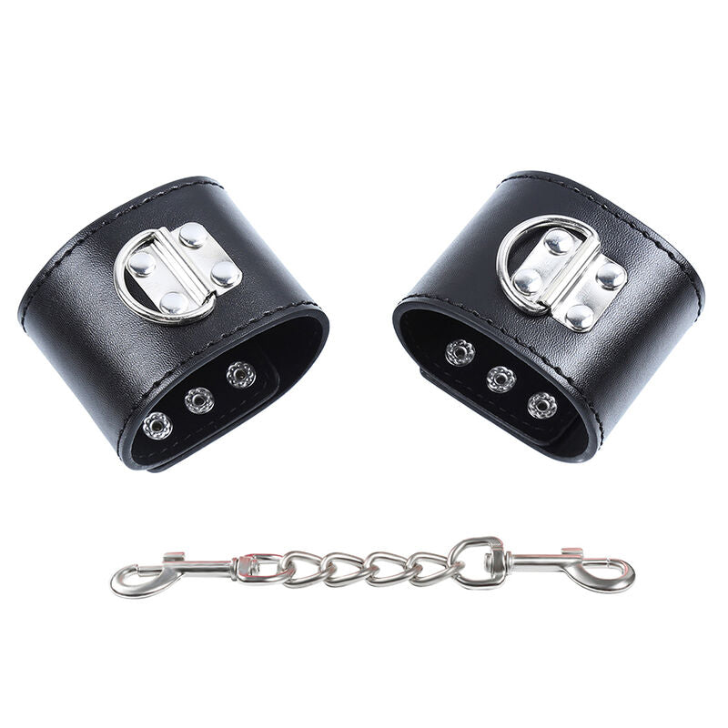 Restrições de Pulso OHMAMA FETISH com fecho metálico para práticas BDSM, mostrando detalhes do design e material.
