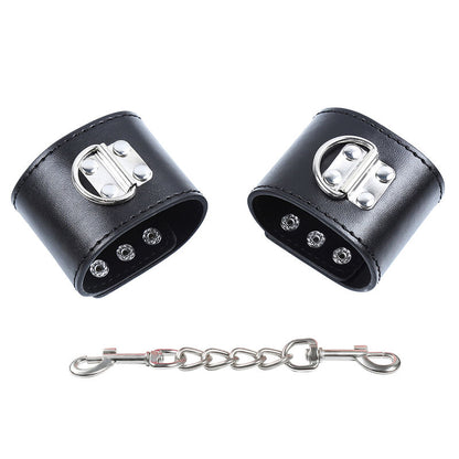 Restrições de Pulso OHMAMA FETISH com fecho metálico para práticas BDSM, mostrando detalhes do design e material.