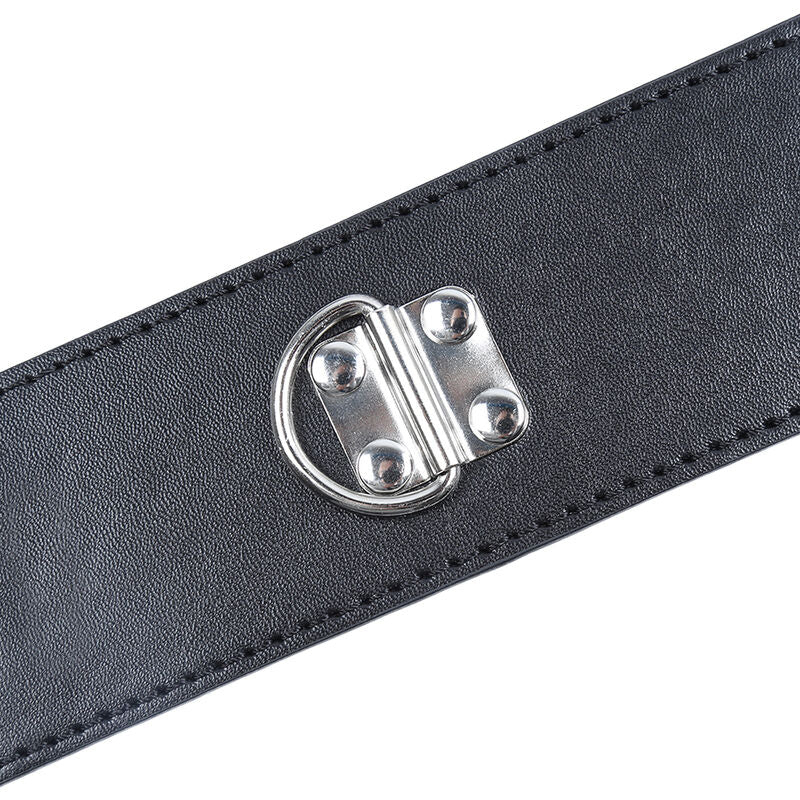 Restrições de Pulso OHMAMA FETISH com fecho metálico para práticas BDSM, mostrando detalhes do design e material.