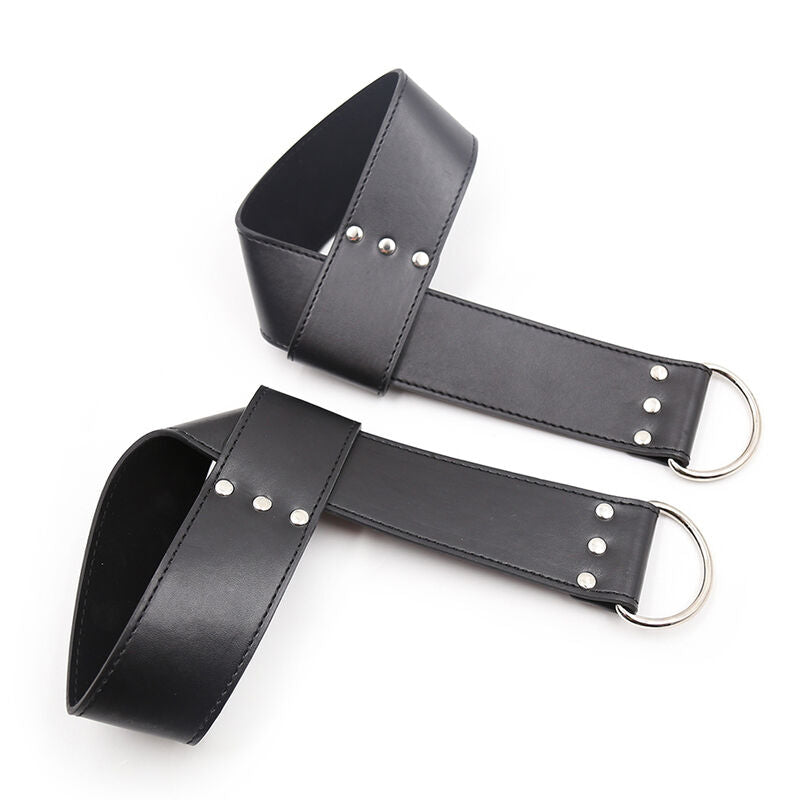 Algemas de Suspensão Ohmama Fetish para Pulso e Tornozelo, detalhe do material PVC e metal.