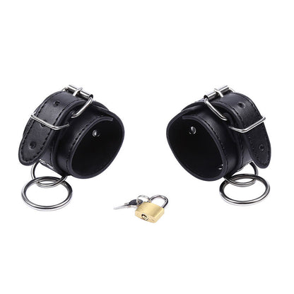 OHMAMA FETISH O-Ring Retenções de Pulso Bloqueadas, acessório BDSM de alta qualidade para jogos de controlo e exploração.