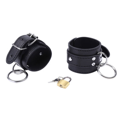 OHMAMA FETISH O-Ring Retenções de Pulso Bloqueadas, acessório BDSM de alta qualidade para jogos de controlo e exploração.