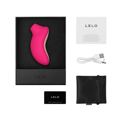Close-up of the LELO Estimulador de Clítoris Sona 2 Cruise Cherry, showing its design and soft silicone texture.