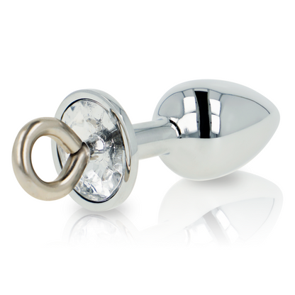 Close-up do Plug Anal de Metal Fetish OHMAMA com Anel, mostrando o design elegante e o cristal transparente.