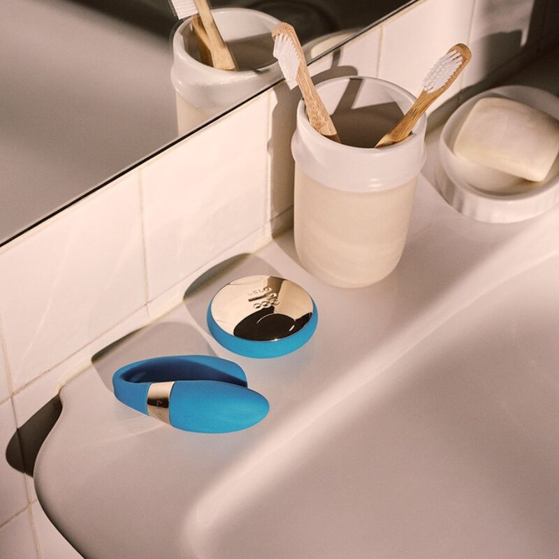 Close-up do massageador de casais LELO TIANI DUO Azul, destacando seu design ergonómico e controlo remoto.