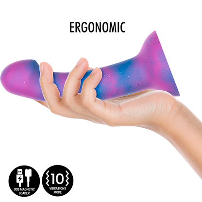 Close-up do Dildo Vibratório MYTHOLOGY Dion Galactic M, destacando seu acabamento cósmico e design ergonômico.