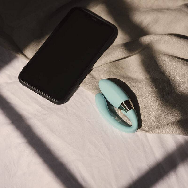 Lelo TIANI Harmony massageador de casal aqua, exibindo design ergonómico e botões de controlo.