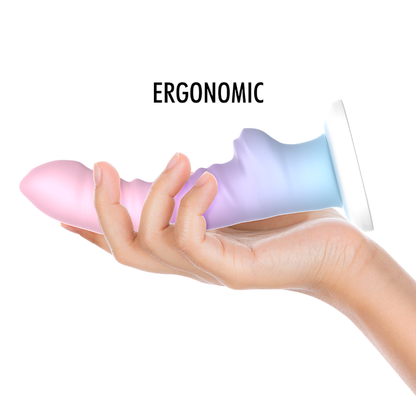 Dildo MYTHOLOGY Colby Nayade em silicone flexível com base de sucção.