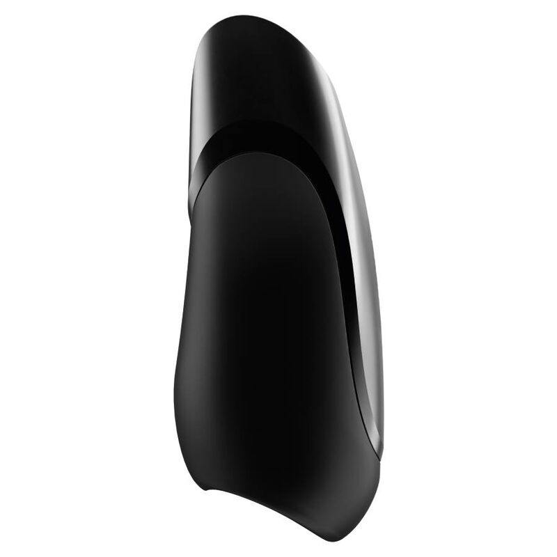 Close-up do Satisfyer Men Vibration+ Masturbador Vibratório com App, exibindo seu design elegante em preto e textura suave de silicone.