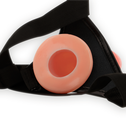 Close-up do Arnês Oco Intense com Dildo Flexível Integrado 18cm, destacando o design e material TPR.