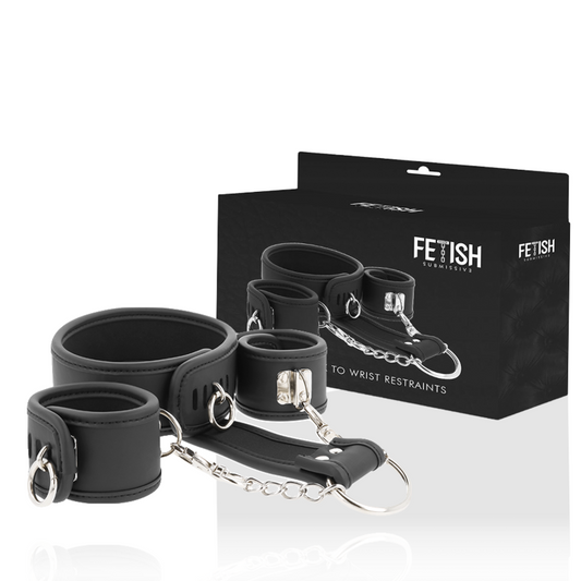 Detalhe do conjunto de coleira e algemas FETISH SUBMISSIVE em couro vegano com forro de neoprene para bondage.
