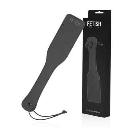 Close-up do chicote de couro vegano FETISH SUBMISSIVE para jogos BDSM