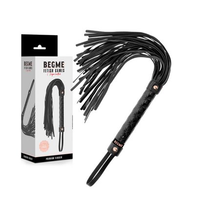 Close-up do Flogger Black Edition de Couro Vegano BEGME, mostrando detalhes e textura.