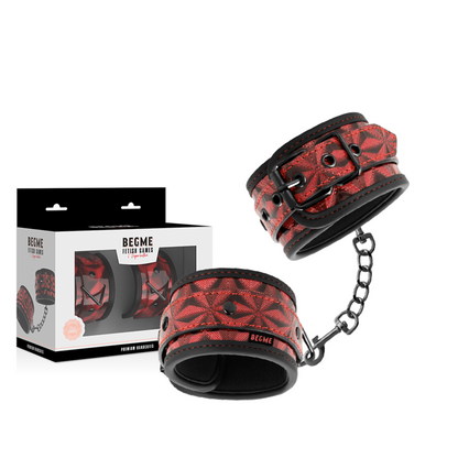 Close-up das Algemas BEGME Premium Red Edition com Forro de Neoprene, destacando o couro vegano e o acolchoamento.