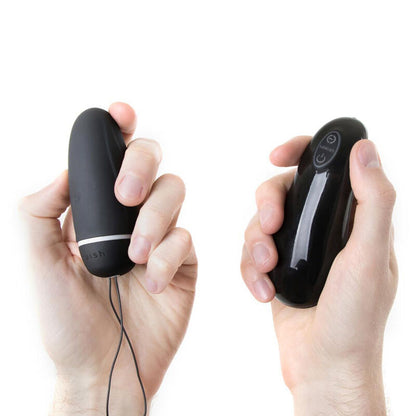 Vibrador Bala B SWISH Bnaughty Deluxe Unleashed Preto com controlo remoto sem fio.