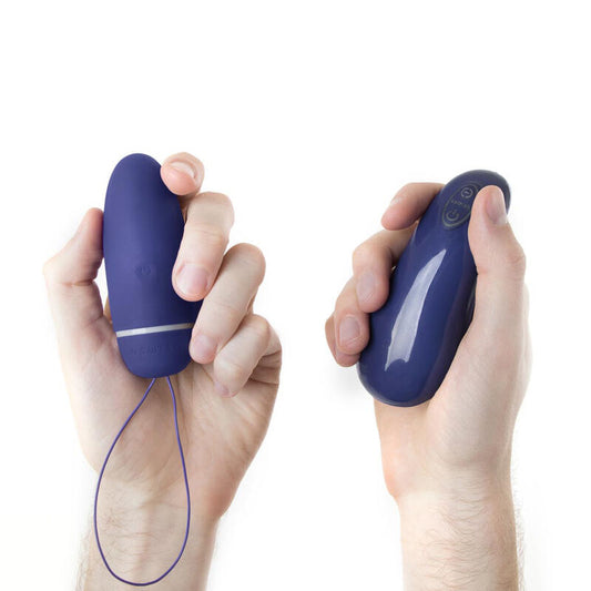 B SWISH Bnaughty Deluxe Unleashed Midnight Blue, um vibrador bala compacto com controlo remoto, perfeito para estimulação discreta e versátil.