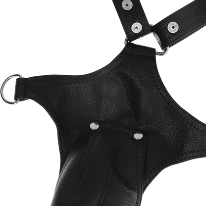 Arnês masculino FETISH SUBMISSIVE ATTITUDE de couro ecológico em V, detalhe do material e ajuste.