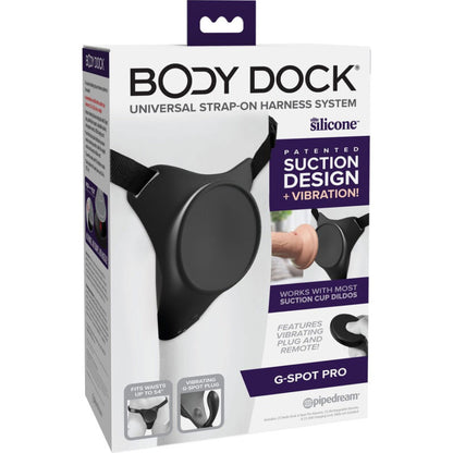 PIPEDREAMS Arnês Body Dock G-Spot Pro Vibratório, mostrando o design ergonómico e a placa de sucção para dildos.