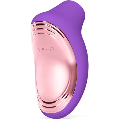 Close-up do LELO SONA 2 Travel Massageador Clitoriano Sónico Roxo, mostrando o seu design ergonómico e a área de estimulação.
