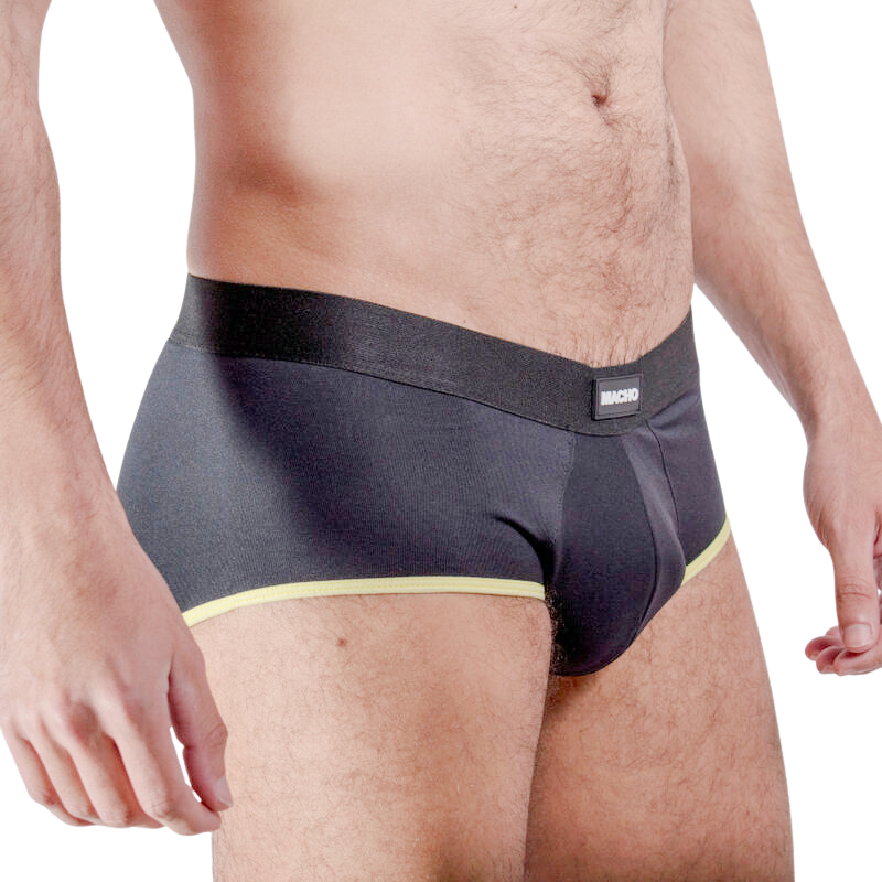 Cueca Brief Masculina MACHO de lycra adaptável em amarelo escuro, destacando o corte e o tecido.