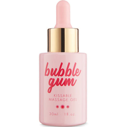 Close-up do Kit Bubblegum Play BIJOUX - INDISCRETS, mostrando o óleo aquecedor, gel de massagem e lip gloss sabor chiclete.