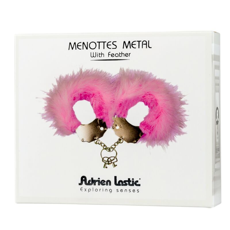 Close-up das algemas Adrien Lastic de metal com penas rosa para BDSM e bondage.