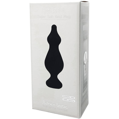Close-up do Plug Anal ADRIEN LASTIC Amuse de Silicone Preto Tamanho L, destacando a sua textura aveludada e design ergonómico.
