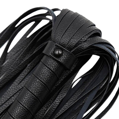 Close-up of the ALIVE Chicote BDSM Fantasy Preto showing its texture and features for consensual play.