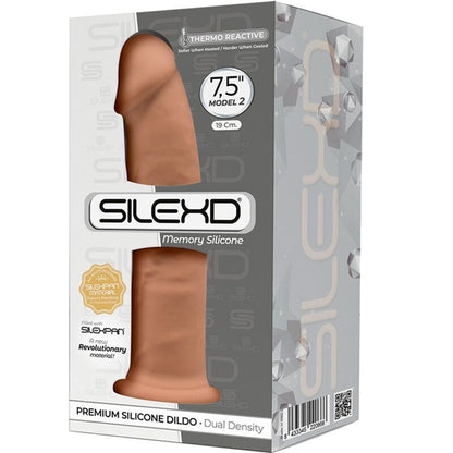 Close-up do Dildo Realístico SILEXD Silexpan Silicone Caramelo 19cm, mostrando sua textura realista e base com ventosa.