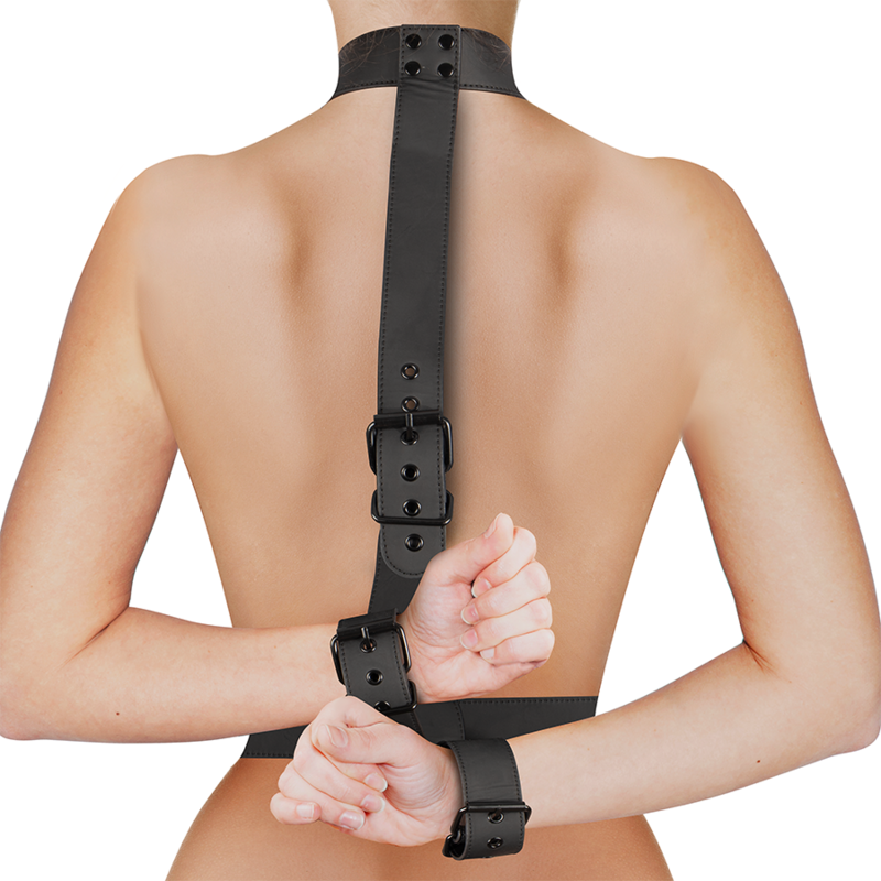 Close-up do Conjunto de Restrição Corporal Fetish Submissive em couro vegano, mostrando a coleira e algemas de pulso ajustáveis.