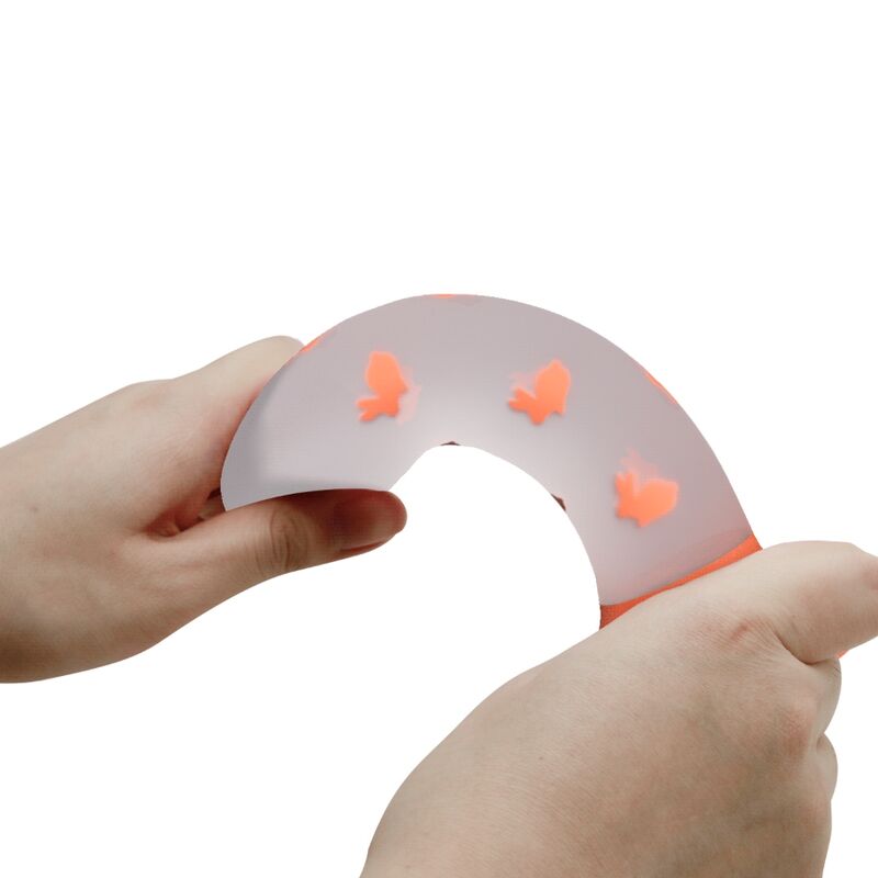 Close-up do Dildo Pretty Love Nightfall Luminoso Laranja, mostrando a textura de silicone e o brilho no escuro.