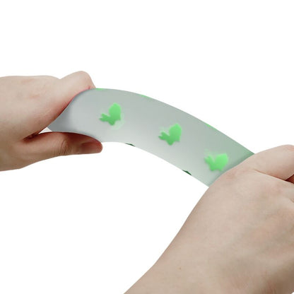 Close-up do Dildo Pretty Love Nightfall Luminoso, destacando seu design realista e cor verde vibrante, pronto para uso.