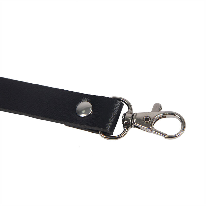 Arnês corporal SUBBLIME de couro preto com asas ajustáveis e detalhes de correntes.