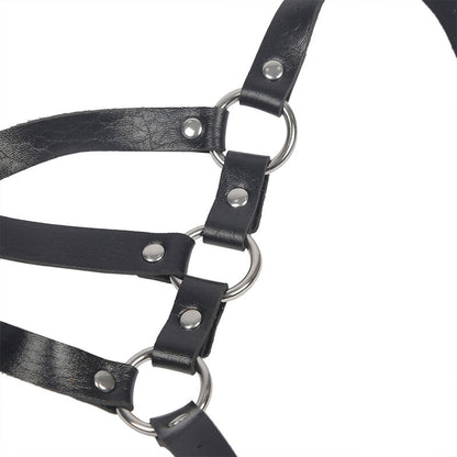Arnês corporal SUBBLIME de couro preto com asas ajustáveis e detalhes de correntes.