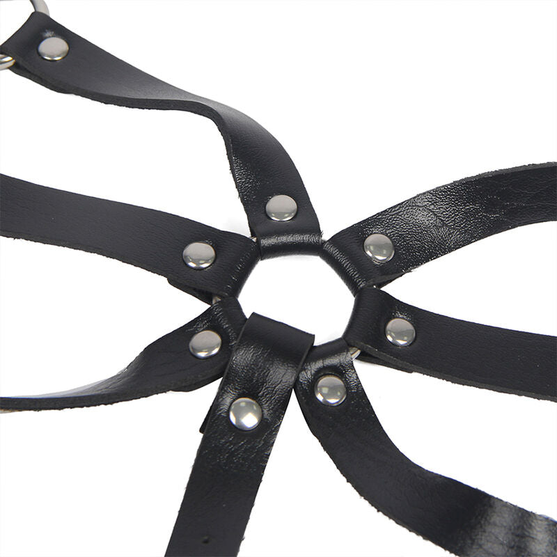 Arnês corporal SUBBLIME de couro preto com asas ajustáveis e detalhes de correntes.