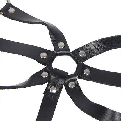 Arnês corporal SUBBLIME de couro preto com asas ajustáveis e detalhes de correntes.