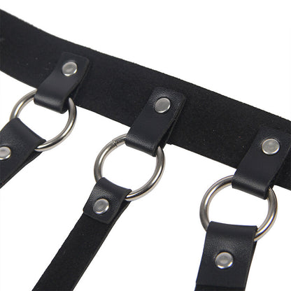 Arnês de Peito SUBBLIME com Grandes Anéis e Correntes, feito em couro preto, exibindo detalhes do design.