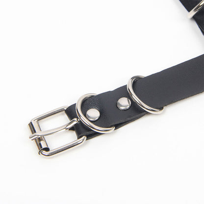 Sutiã Arnês SUBBLIME com correntes e detalhe estrela, em couro preto, tamanho único, mostrando o design elegante e sedutor.