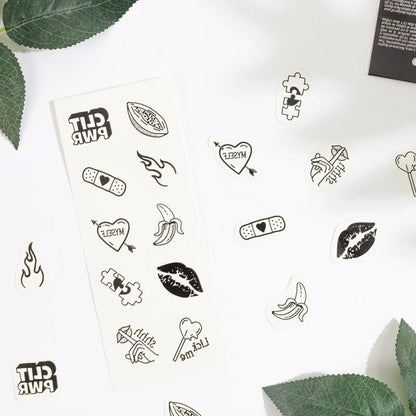 Close-up do 'SECRET PLAY Conjunto de 10 Tatuagens Temporárias Coleção Doces' mostrando vários designs temáticos de doces.