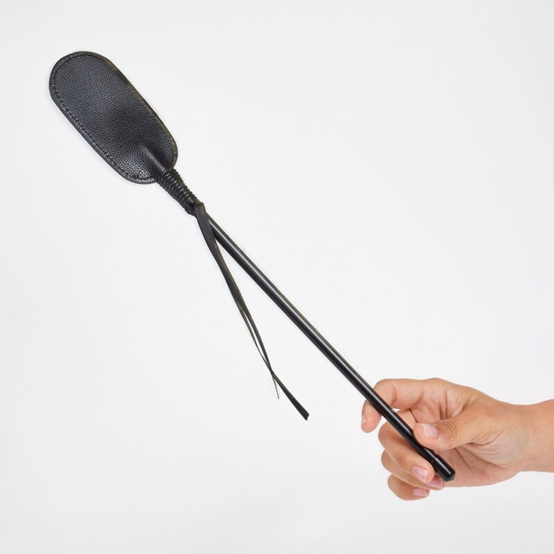 SECRET PLAY Chicote Leve em Couro Vegano Preto, exibindo seu design elegante e material de alta qualidade para brincadeiras BDSM.