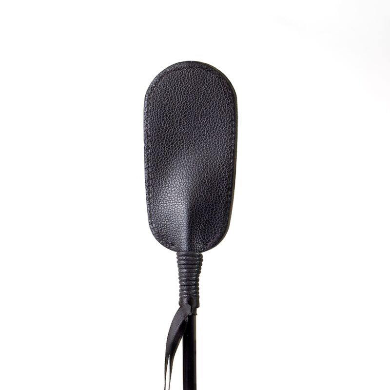 SECRET PLAY Chicote Leve em Couro Vegano Preto, exibindo seu design elegante e material de alta qualidade para brincadeiras BDSM.