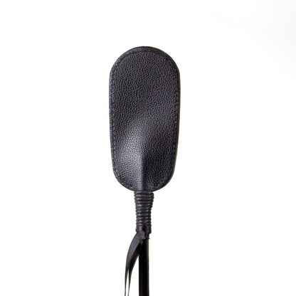 SECRET PLAY Chicote Leve em Couro Vegano Preto, exibindo seu design elegante e material de alta qualidade para brincadeiras BDSM.