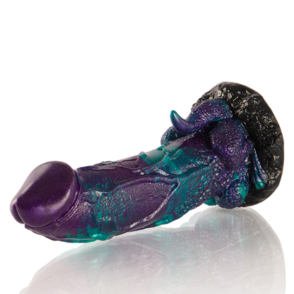 Close-up do Dildo EPIC Basilisk, mostrando seu design duplo escamoso e cor vibrante.