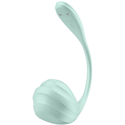Close-up of the SATISFYER Estimulador G-Spot Smooth Petal Verde App Control, highlighting its flexible design and texture.