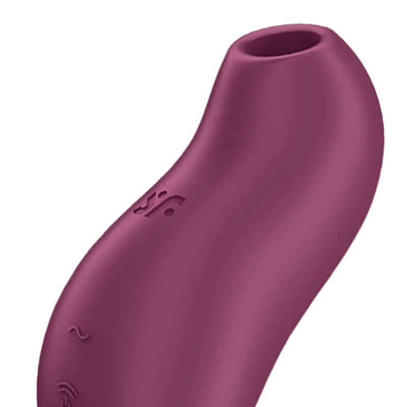 Close-up do Satisfyer Pocket Pro 1 Vibrador de Ondas de Pressão e Vibração Garnet, mostrando seu design curvo e cor vibrante.