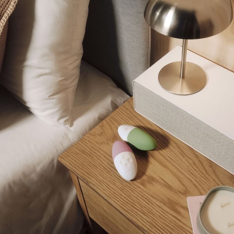 LELO SIRI 3 Massageador de Clitóris Ativado por Som Rosa Suave, mostrando seu design ergonómico e cor.