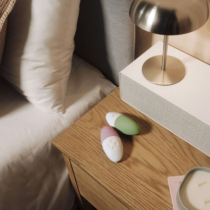 LELO SIRI 3 Massageador de Clitóris Ativado por Som Rosa Suave, mostrando seu design ergonómico e cor.