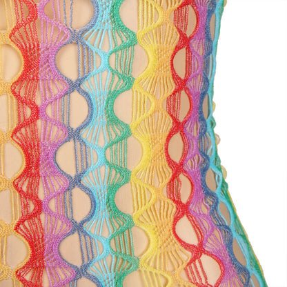 Vestido Subblime ombro a ombro de rede arco-íris, detalhes da malha e cores vibrantes.