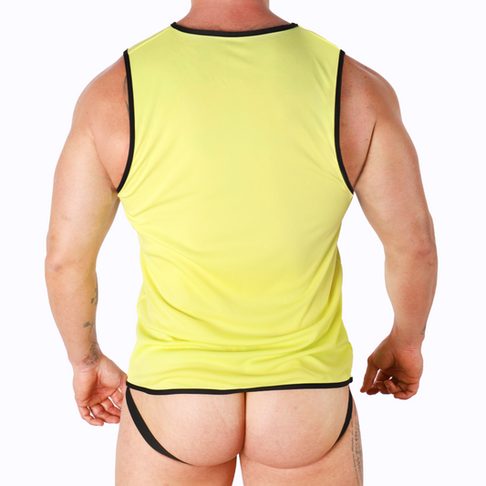 Macho T-Shirt Amarela Esportiva Leve S/M, detalhe do tecido e corte moderno.